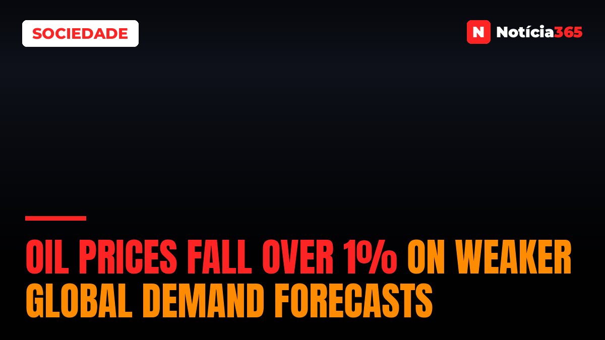 Oil Prices Fall Over 1% on Weaker Global Demand Forecasts